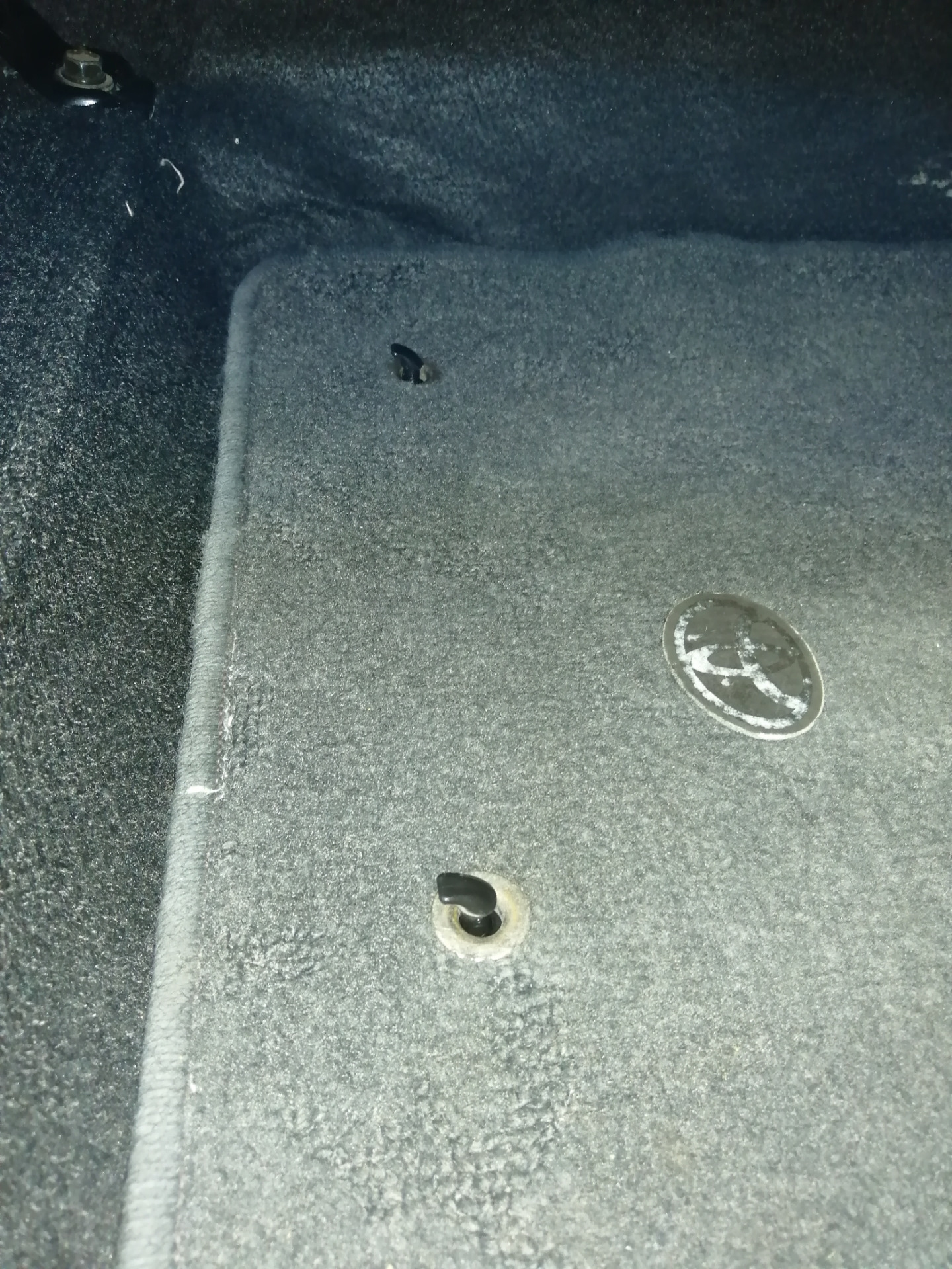 Крепление коврика водителя — Toyota Vitz (10), 1 л, 2004 года ...
