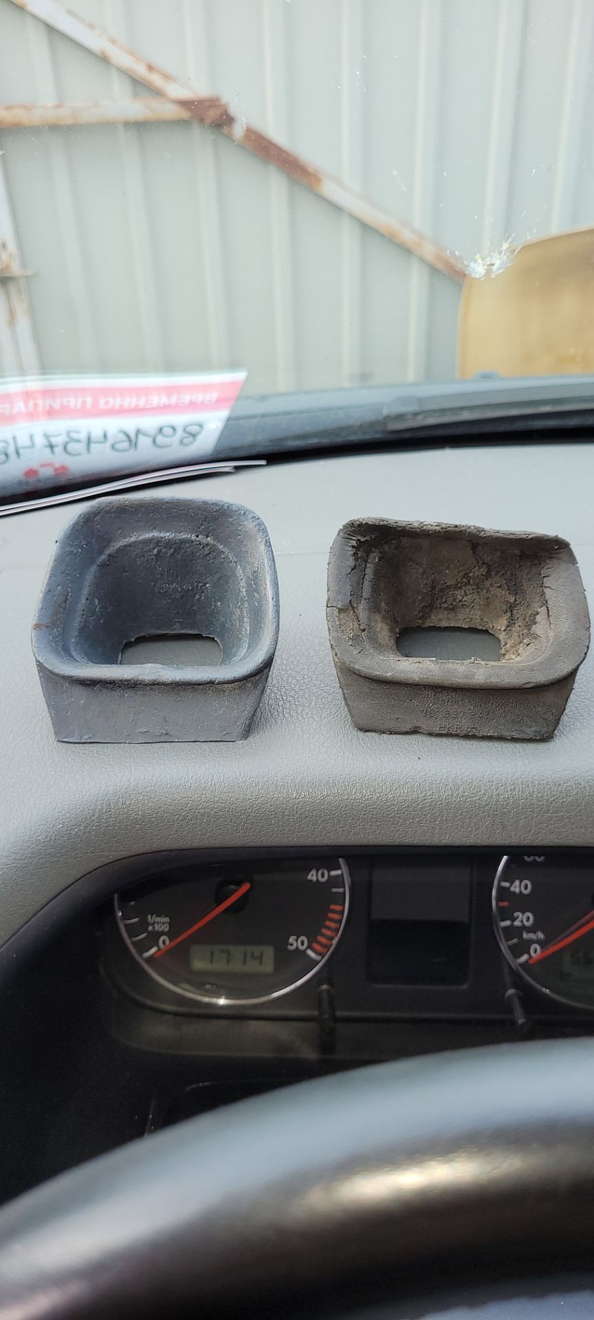 Пыльник ограничителя двери — Volkswagen Multivan (T4), 2,5 л, 2002 года ...