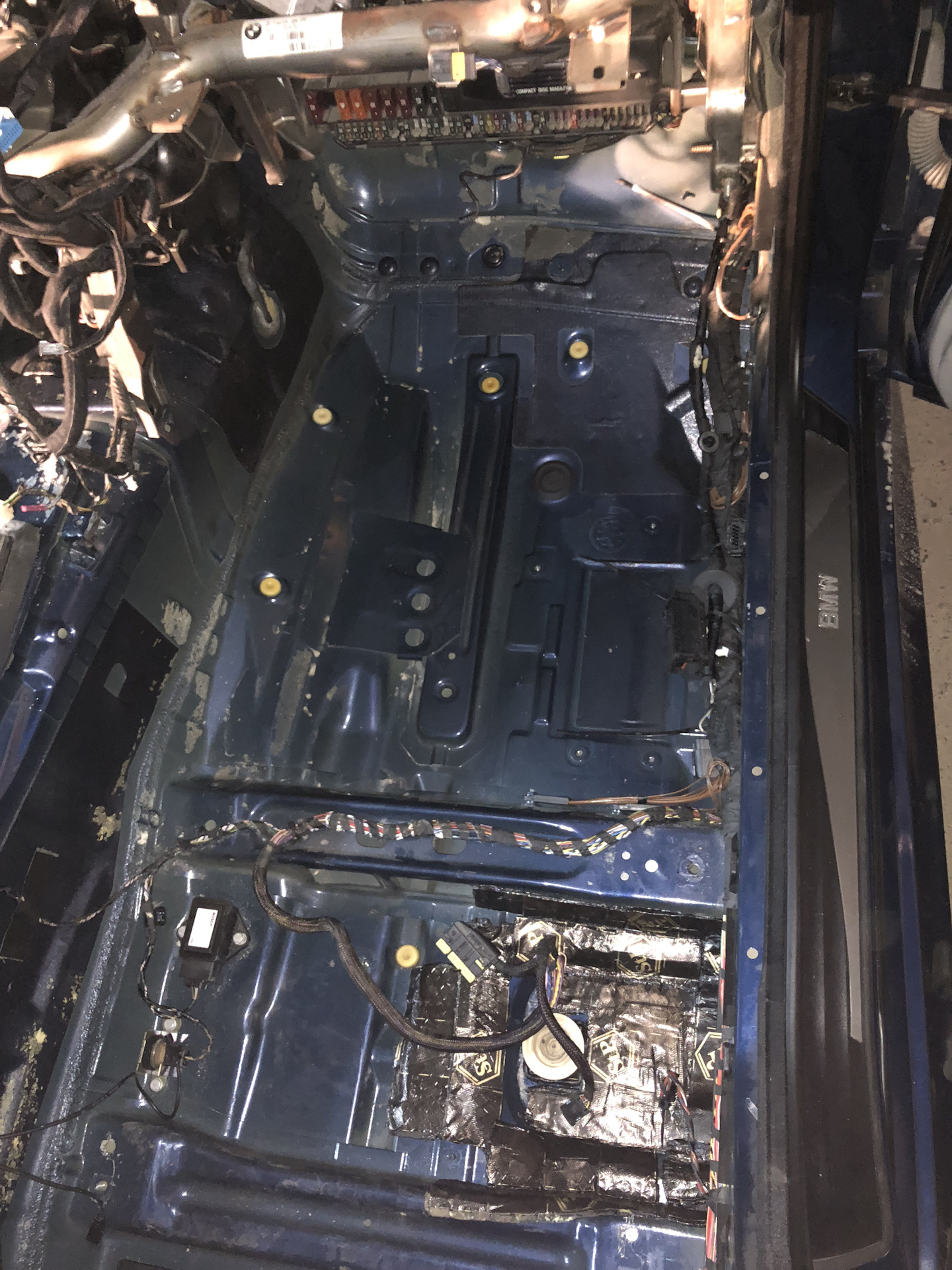 Пол е39. Шумоизоляция пола е46. Шумоизоляция пола BMW e28. Шумоизоляция e39. Шумоизоляция пола БМВ е39.