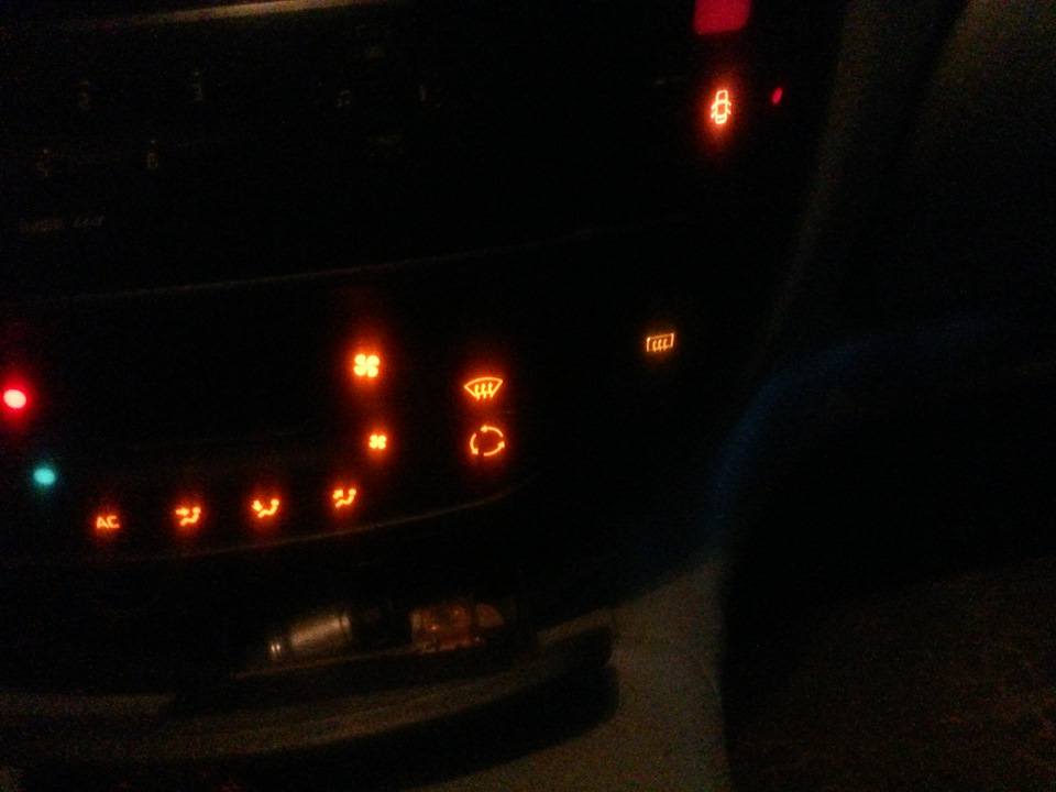 Кнопка подогрева заднего стекла ваз 2107. Подсветка кнопки обогрева заднего стекла. Лампочка для подсветки обогрева заднего стекла на рено символ 2011. Подсветка кнопки обогрева заднего стекла. Кнопка обогрева заднего стекла тойота.