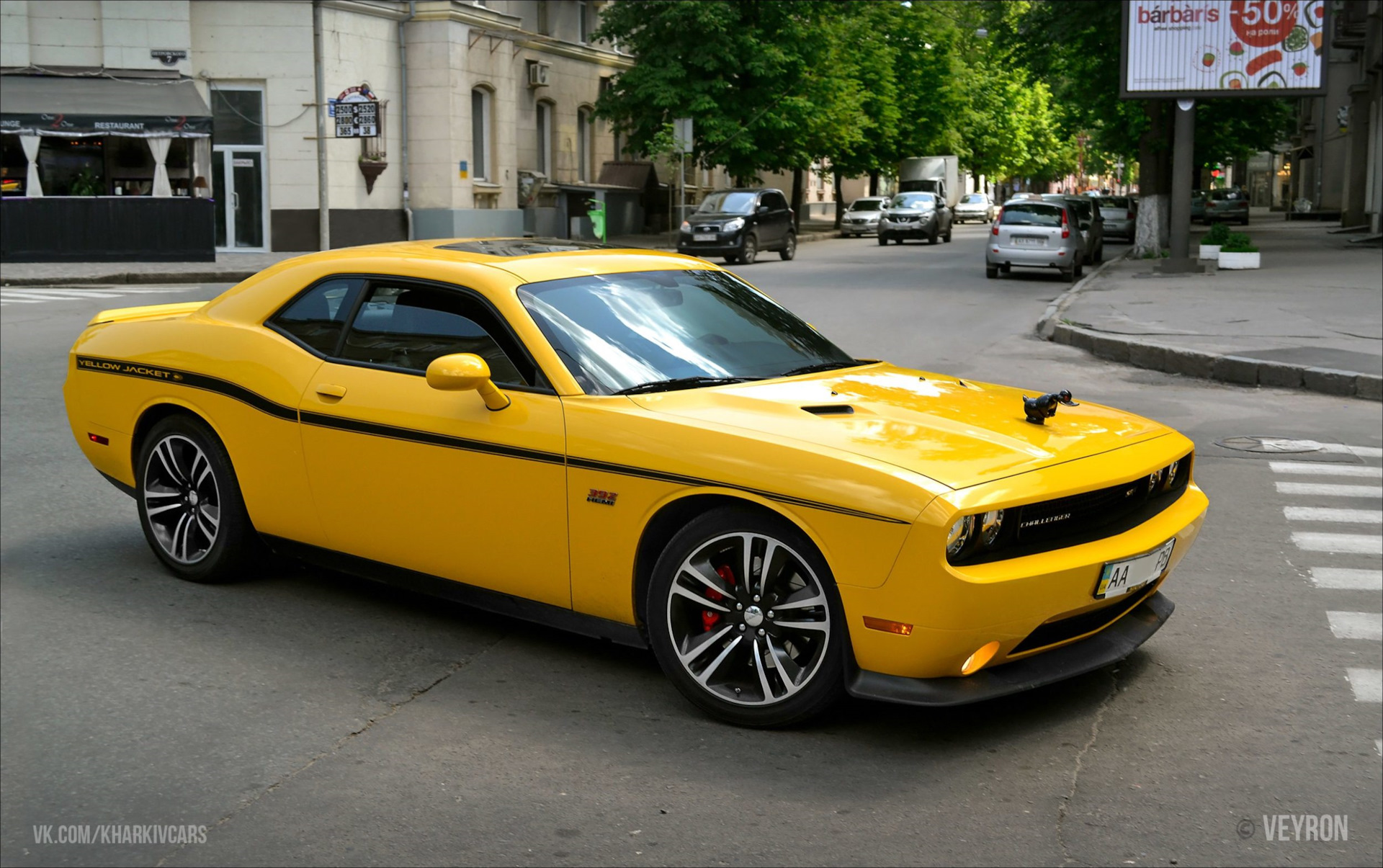 Challenger машина желтая