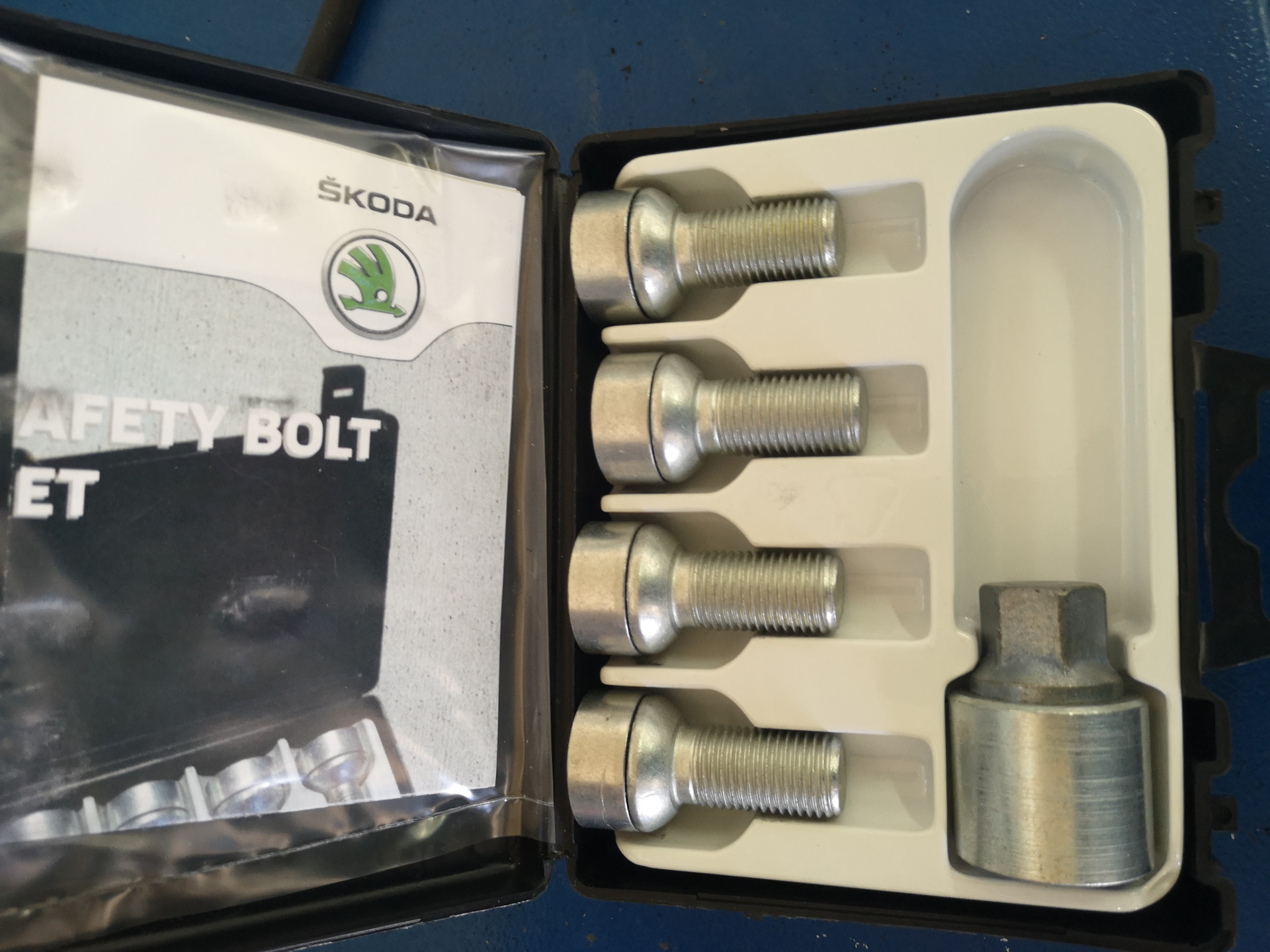 Секретка шкода рапид. Skoda секретки оригинал. Комплект секреток vag 000 071 597 c. Секретки skoda rapid. 000071597c.