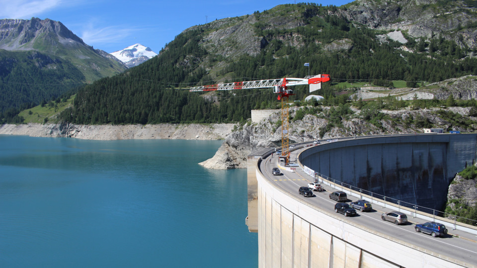 Та самая плотина и озеро Шевриль (lac du Chevril). Падение с ее правой стороны летально. Что, собственно, и было подтверждено в сериале «Les Revenants» :) — Audi A4 (B9)