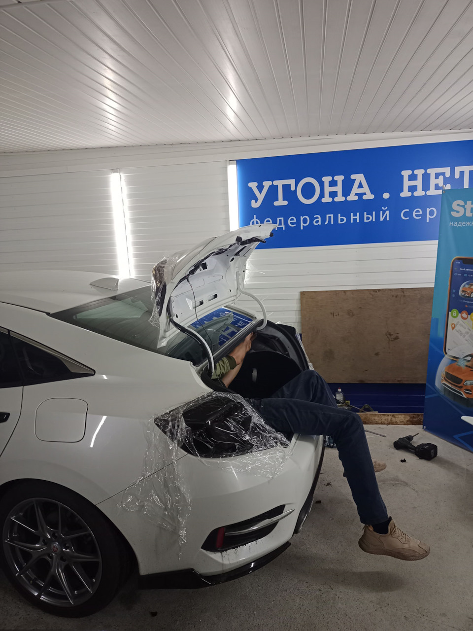 Заводим всё по уму, на крепеже, в гофре — Honda Civic 4D (10G)