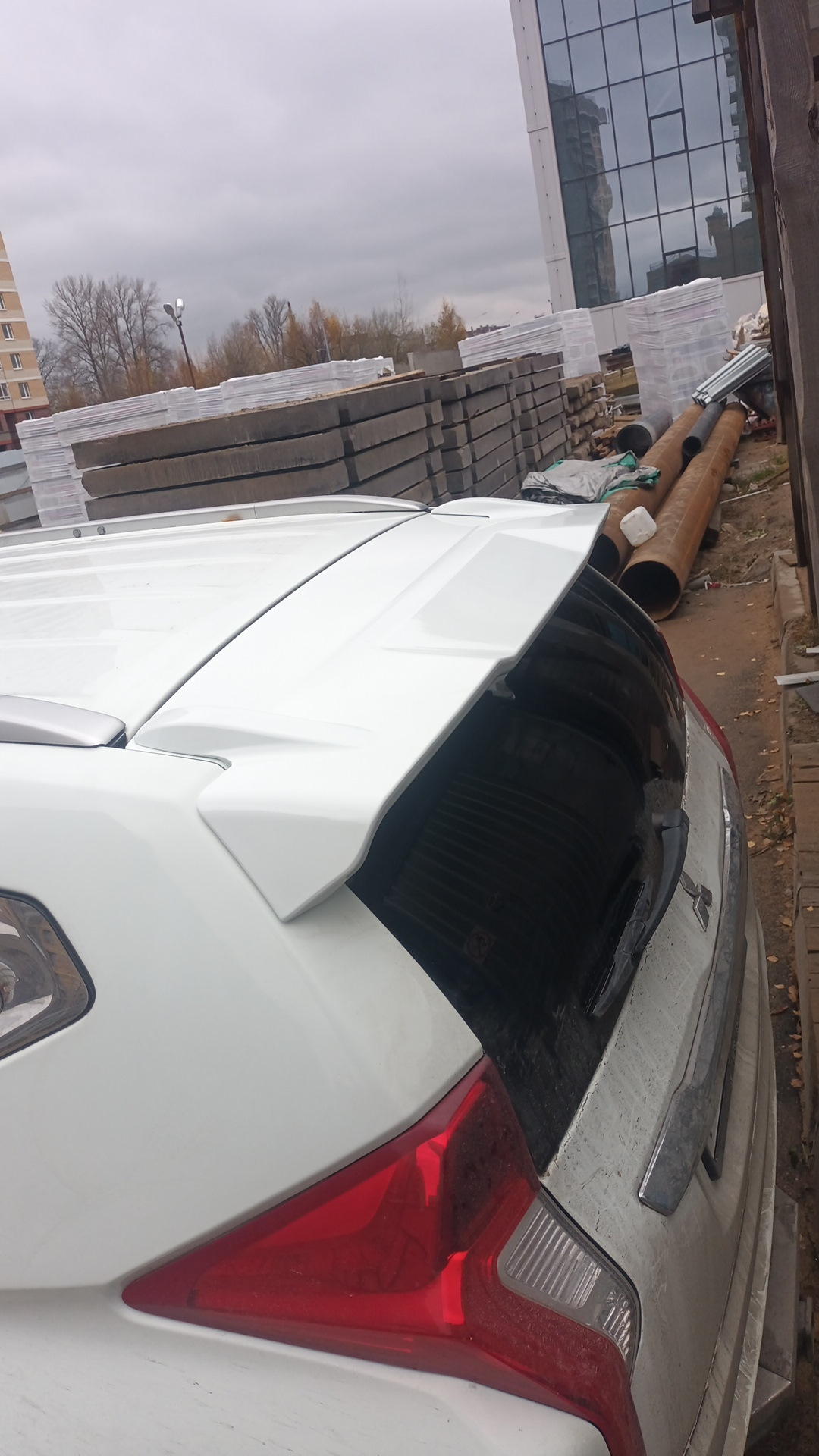Как я клеил спойлер на Паджеро Спорт 3 — Mitsubishi Pajero Sport (3G ...