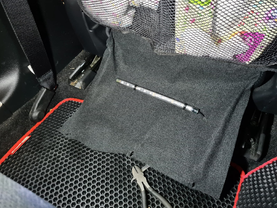 у передних сидений снизу все закрыто вот такими тканевыми накидками, они висят на заглушках. отсоединили и пришили хомутами к ним, получилось отлично — Mazda CX-5 (1G)