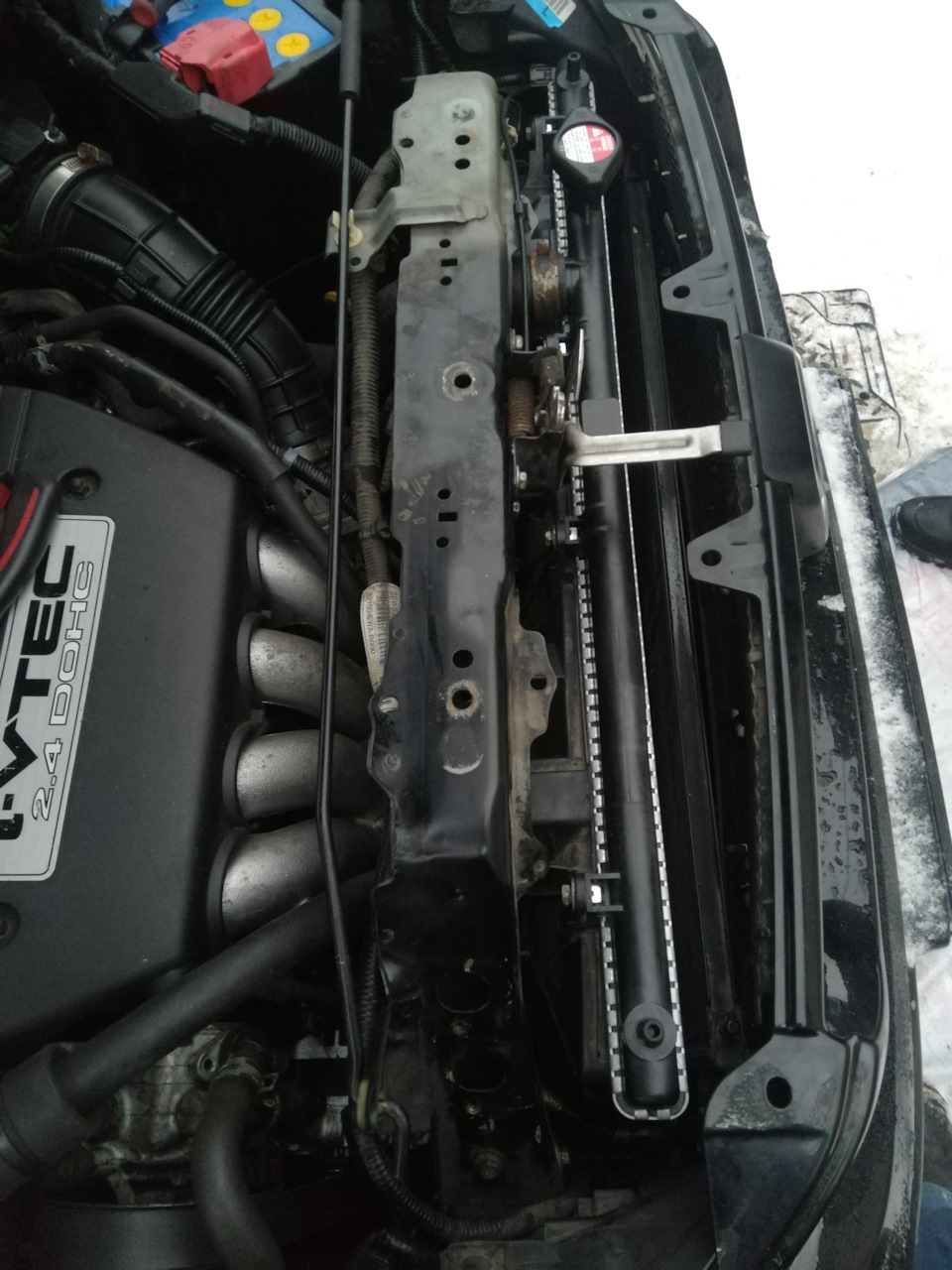 радиатор с новым датчиком инсталлирован успешно, почему с новым датчиком, да потому что лучше перебздеть чем недобздеть, не зря есть пословица скупой платит дважды, тк что не скупитесь на новый датчик радиатора, иначе даже ваш новый радиатор может потечь и виной будет копеечный датчик если что вот аналоги заменители HS304, 171916011520, AS2172, ECT-2005 и орига 37870-RWC-A01. — Honda CR-V (RE). Запчасти на фото: HS304, 171916011520, AS2172, 37870RWCA01