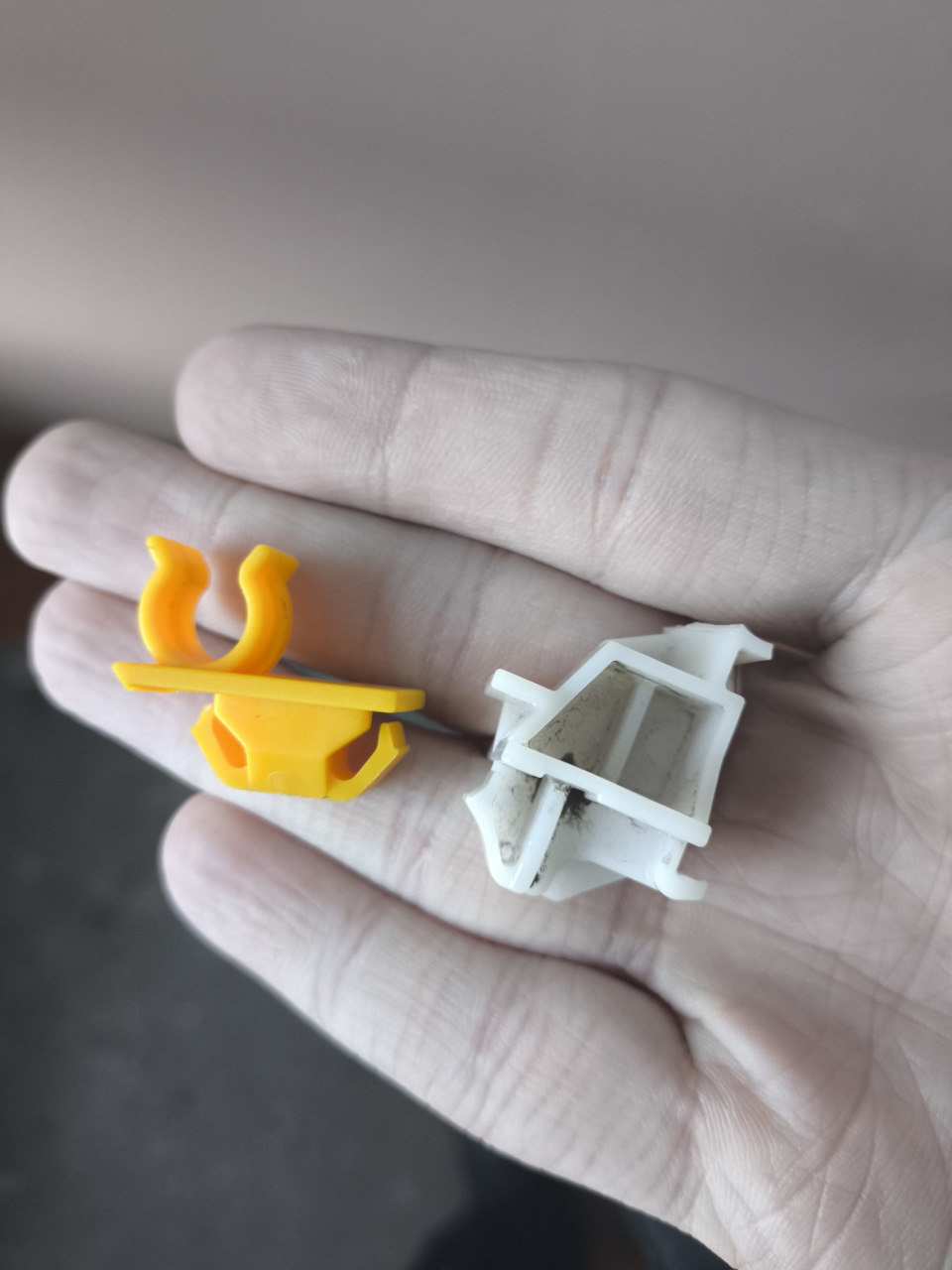 Оригинальная сломанная клипса и доработанная masuma — Toyota Passo (3G)