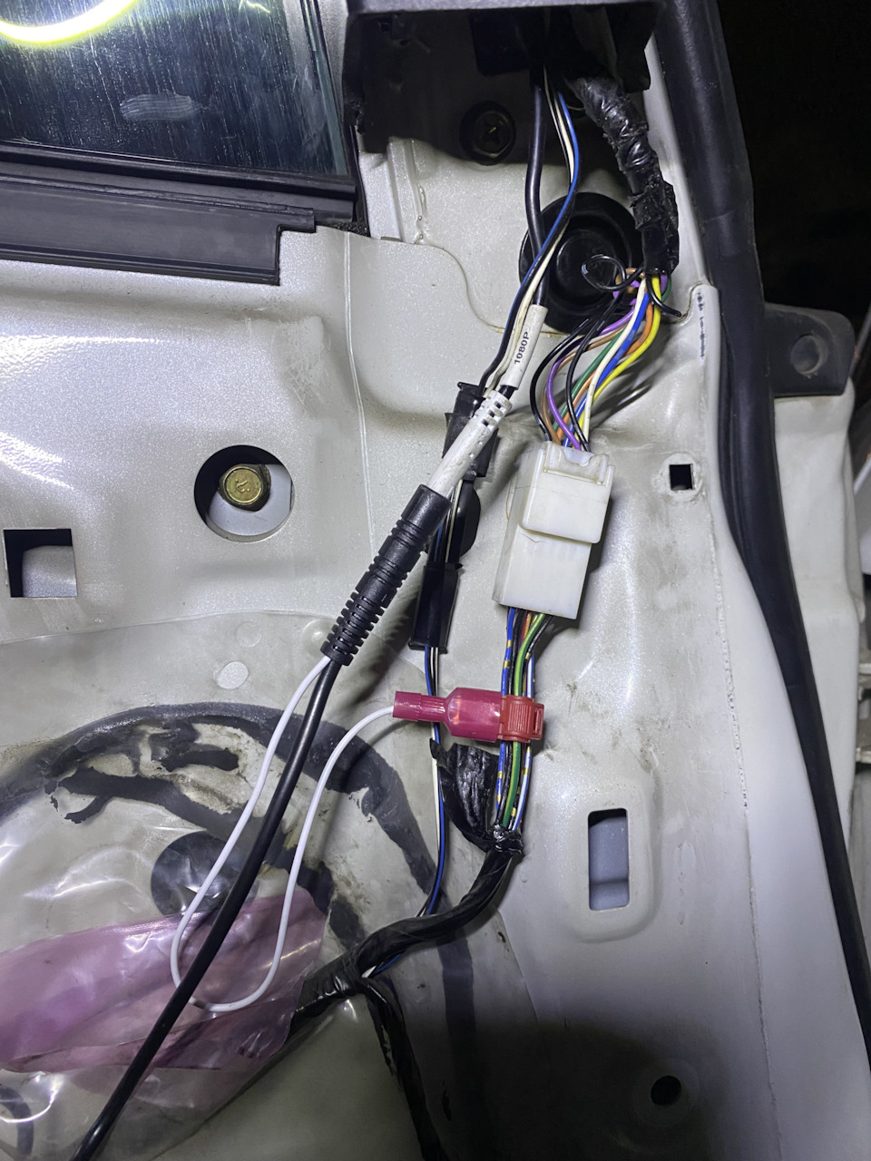 Я подключил в этом месте. Провод от камеры как раз сюда приходит. — Mitsubishi Grandis