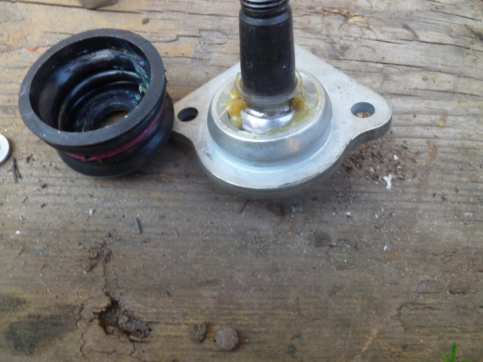 Снял пыльник, это делать обязательно, т.к. по мимо отсутствия смазки колечко фиксирующее пыльник на пальце, находится под пыльником.(колечко видно в углублении на пальце) — Lada 2120 Надежда