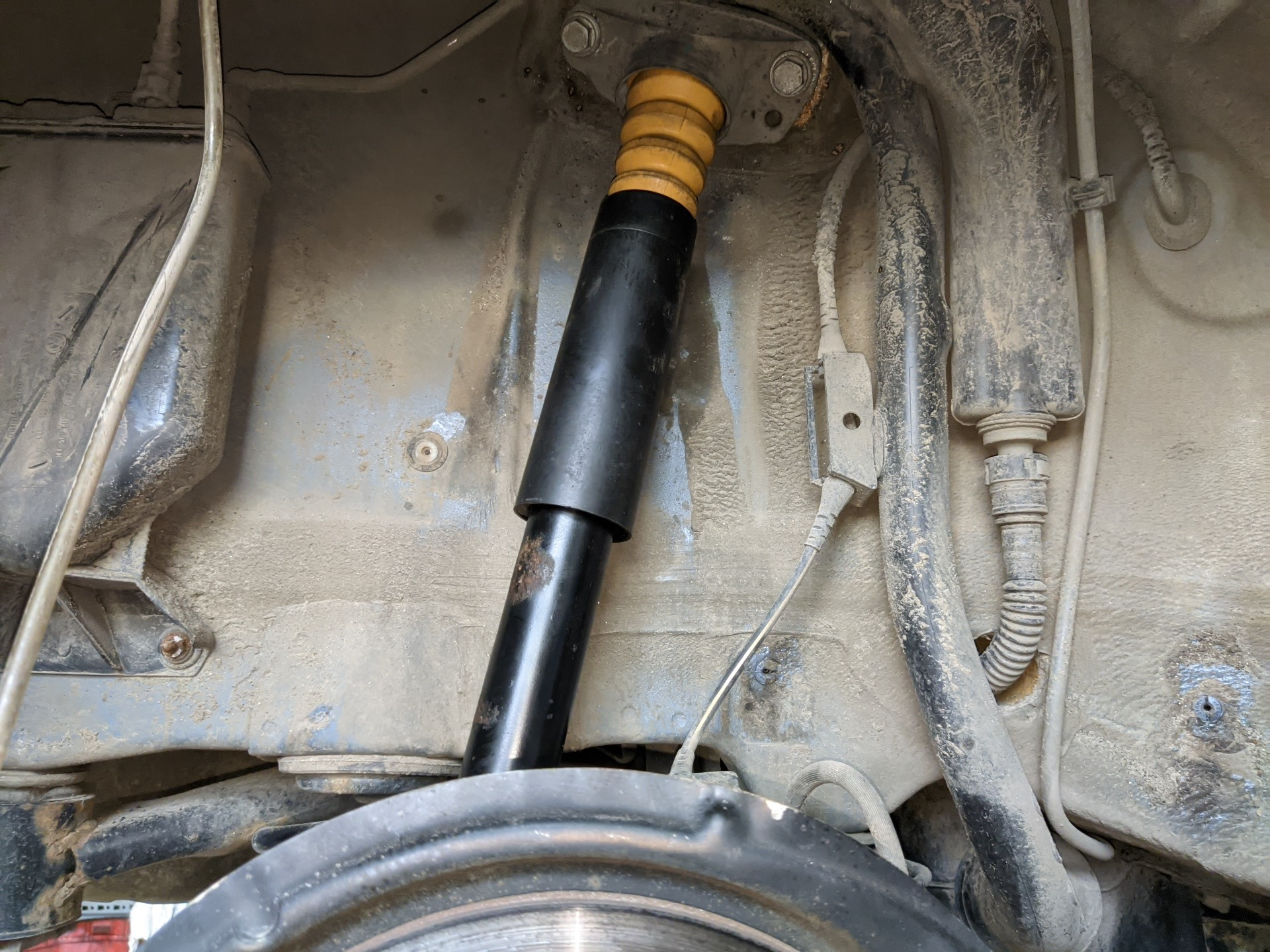 Замена отбойников задних амортизаторов — Volkswagen Tiguan (1G), 2 л ...