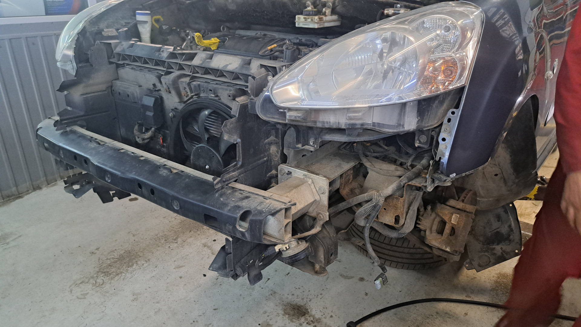 Сломался вентилятор охлаждения и ставим сетку меняя снова радиатор ...