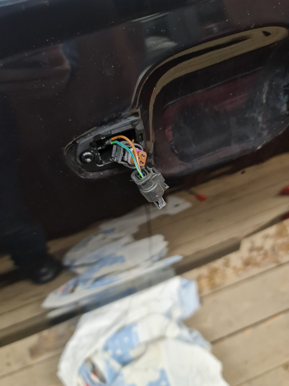 Далее сдвигаем назад саму ручку и вытаскиваем ее наружу, отключив фишки. — Audi A6 (C7)