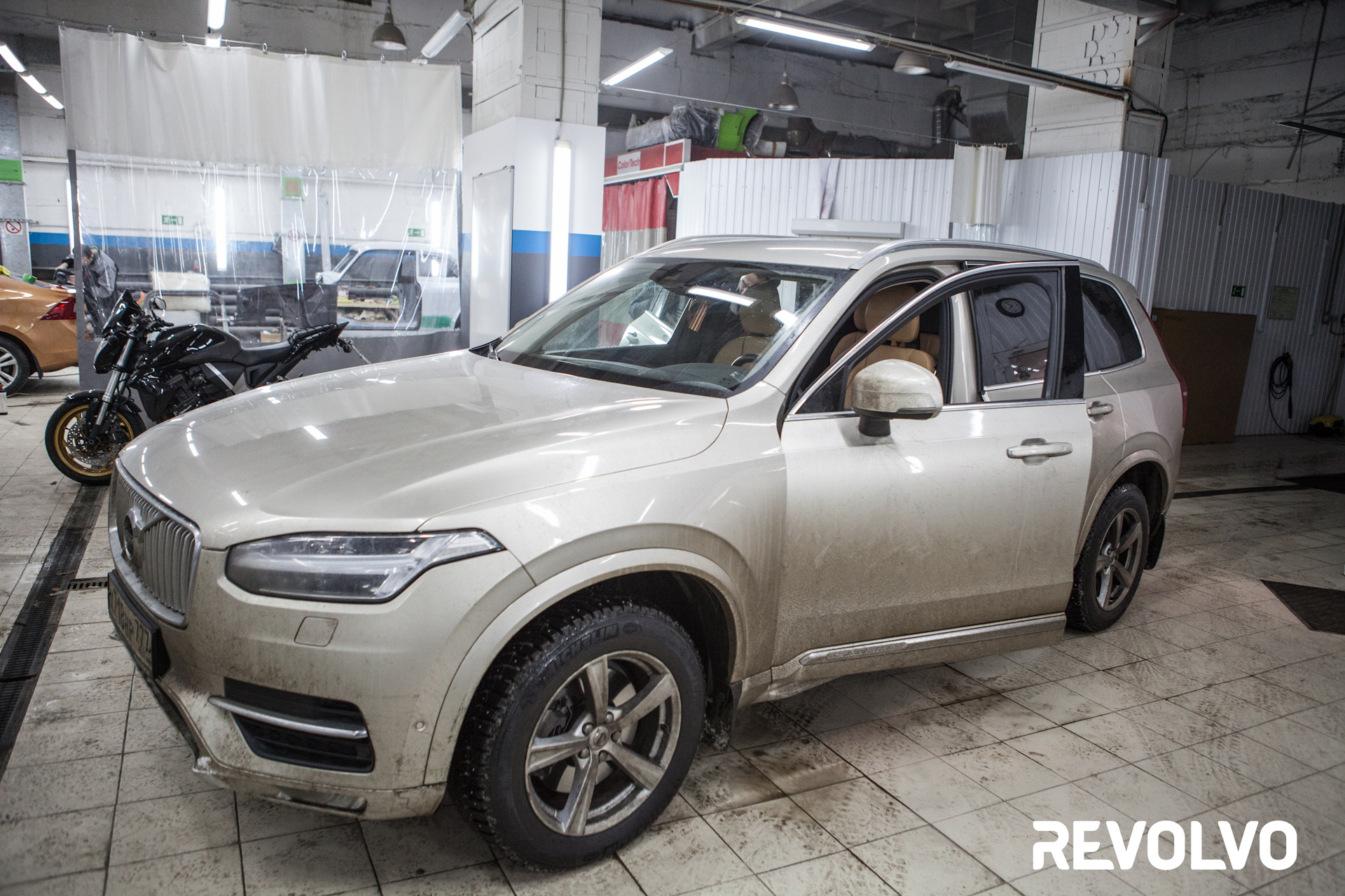 Замена уплотнителя двери на новом Volvo XC90 после дилера. — Revolvo на  DRIVE2