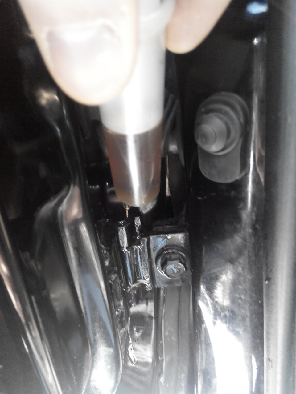 Дверные петли — Lada Приора седан, 1,6 л, 2013 года | плановое ТО | DRIVE2