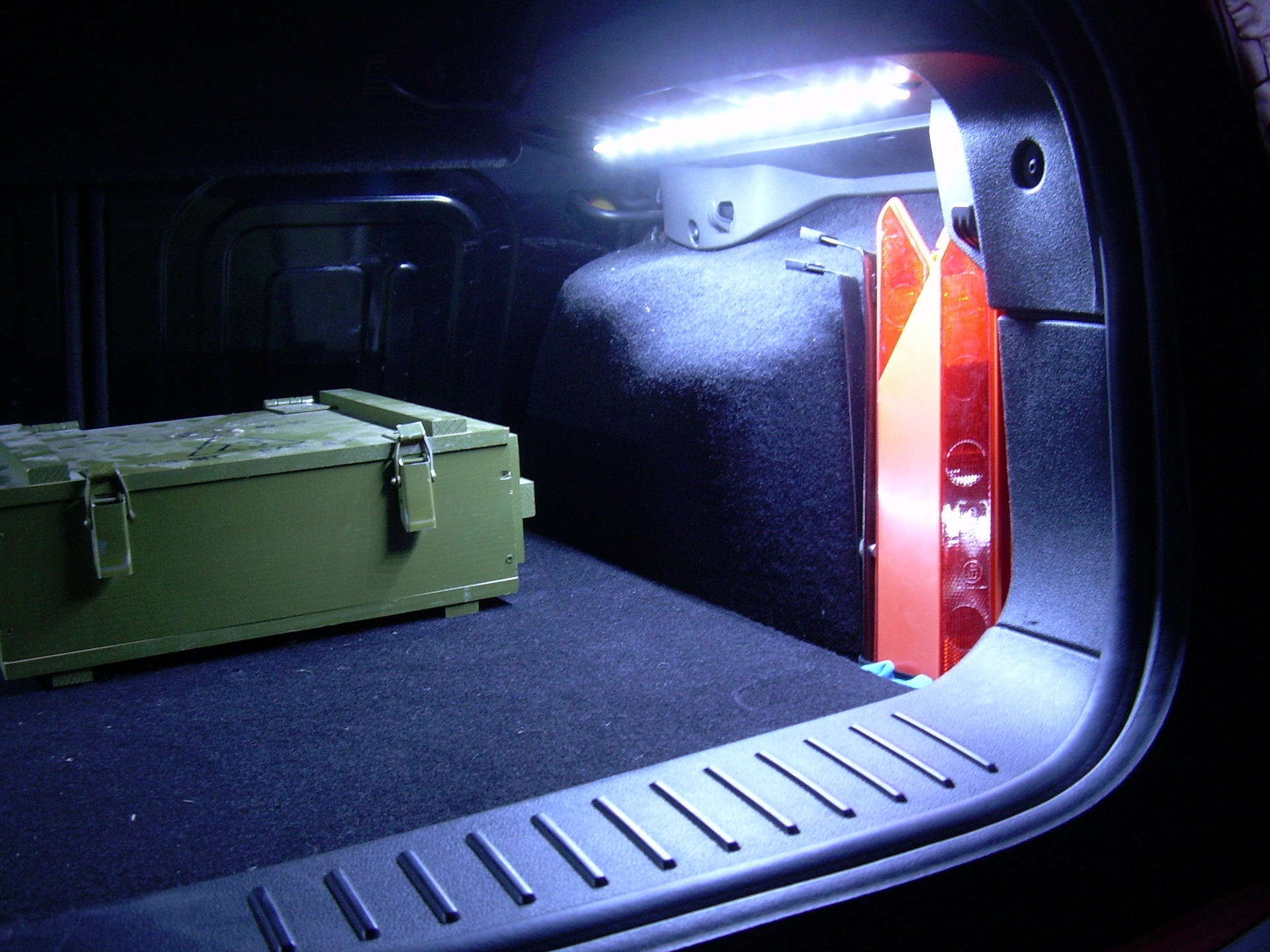 Подсветка багажника фокус. Подсветка багажника Форд фокус 2 хэтчбек. Подсветка багажника Freelander 2 l359. Подсветка багажника ASX. Освещение багажника Форд фокус 2 хэтчбек.
