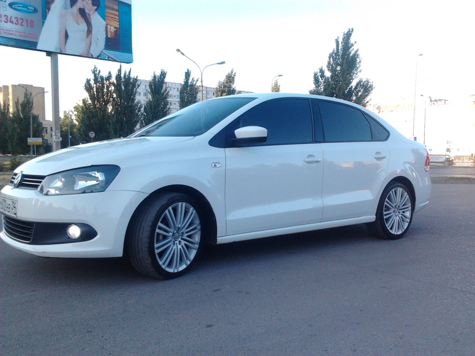 белый volkswagen polo v рестайлинг 1.6 at (110 л.с.)