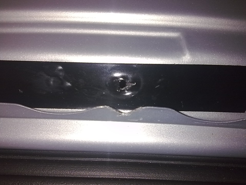 Решил ничего не гнуть, а немного сточить Отверстие сделал ножичком — Lada Granta