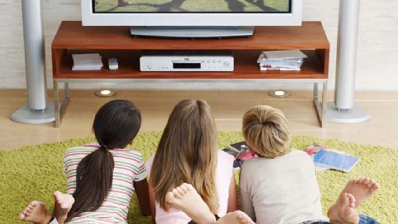 Near tv. Подросток перед телевизором. Телевизор для детей. Дети возле телевизора. Подросток смотрит телевизор.