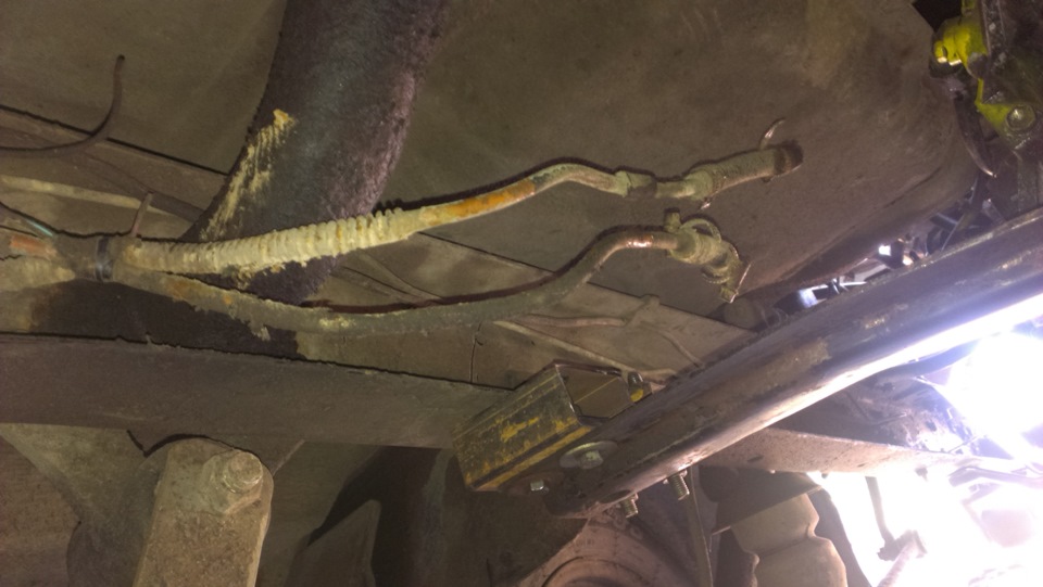 ваз 2110 инжектор 8 трубка снизу бака шланг сепаратора. бензопровод газопровод. топливные трубки под баком ваз 2110. топливная магистраль ваз 2115. чертеж бензопровод газ 21.