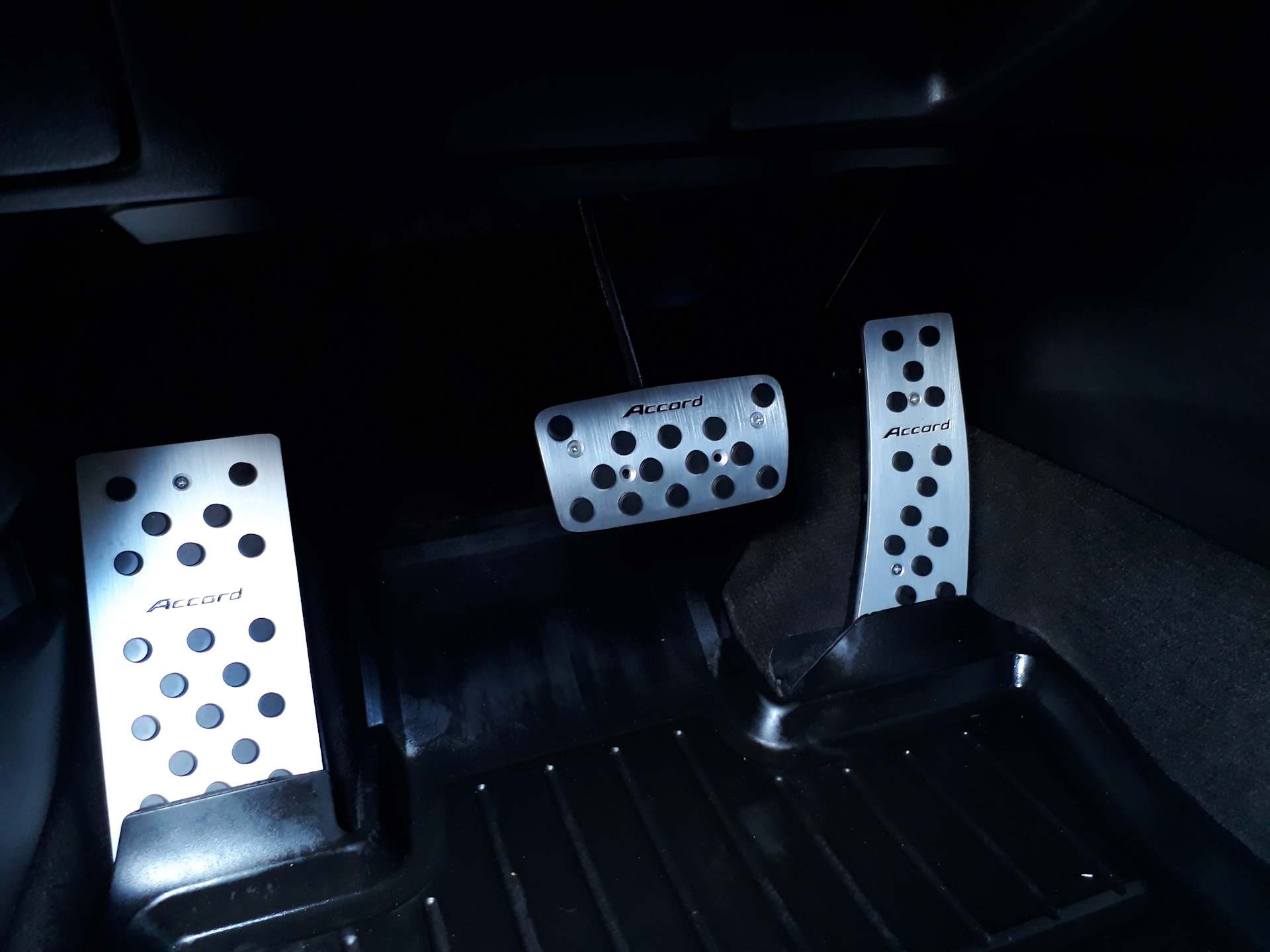 как снять накладку педали