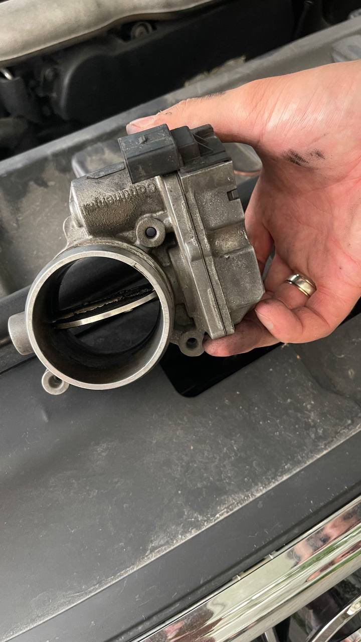 Дело было вечером, делать было не чего. Или как я почистил дроссельную ...