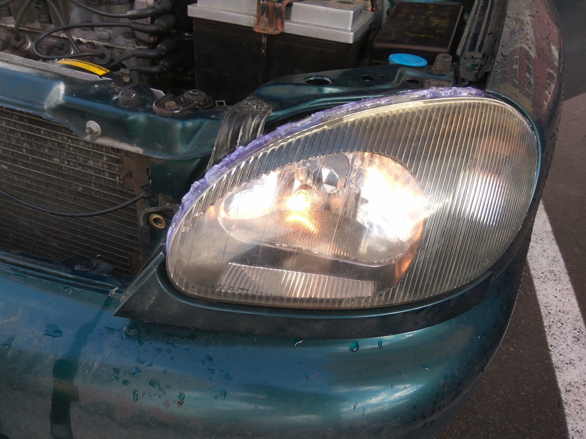 герметичность фары. проклеил птф герметиком. заводской герметик в фаре. герметизация фар. фара внутри.