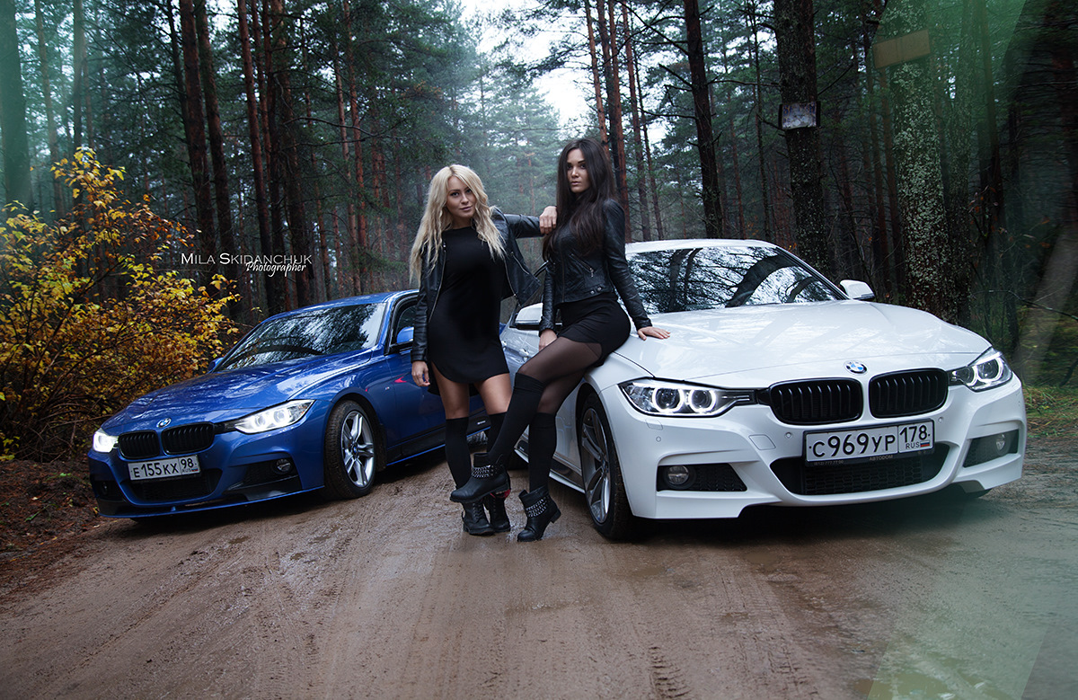 Два автомобиля одинаковой. BMW f30 girl. БМВ м5 и девушки. BMW f30 девушка. Две БМВ м5.