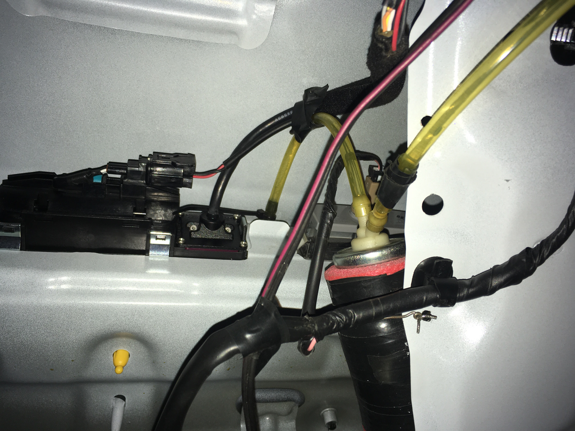 Работает омыватель заднего. Работает омыватель заднего. Шланг омывателя заднего стекла кашкай. Насос стеклоомывателя нива шевроле. Насос омывателя ваз калина.