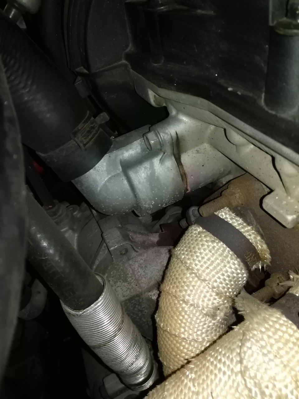 В довесок: обратите внимание на шланг между термостатом и радиатором, он стал набухать, а значит скоро может лопнуть. Такое бывает, поглядывайте на него — Chevrolet Lacetti 5D