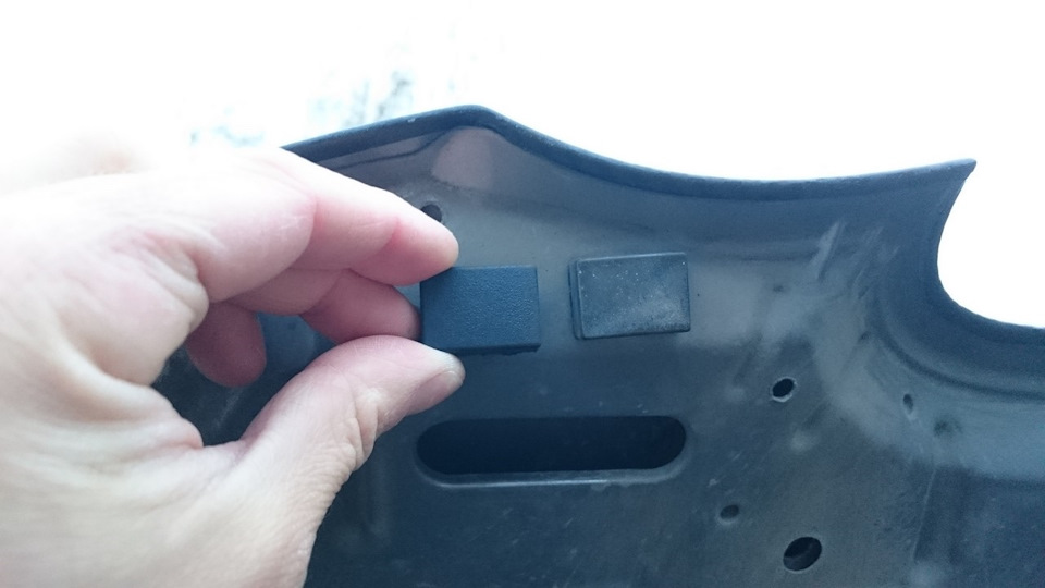 Установка резиновой опоры капота ( амортизационной подушки). — SEAT ...