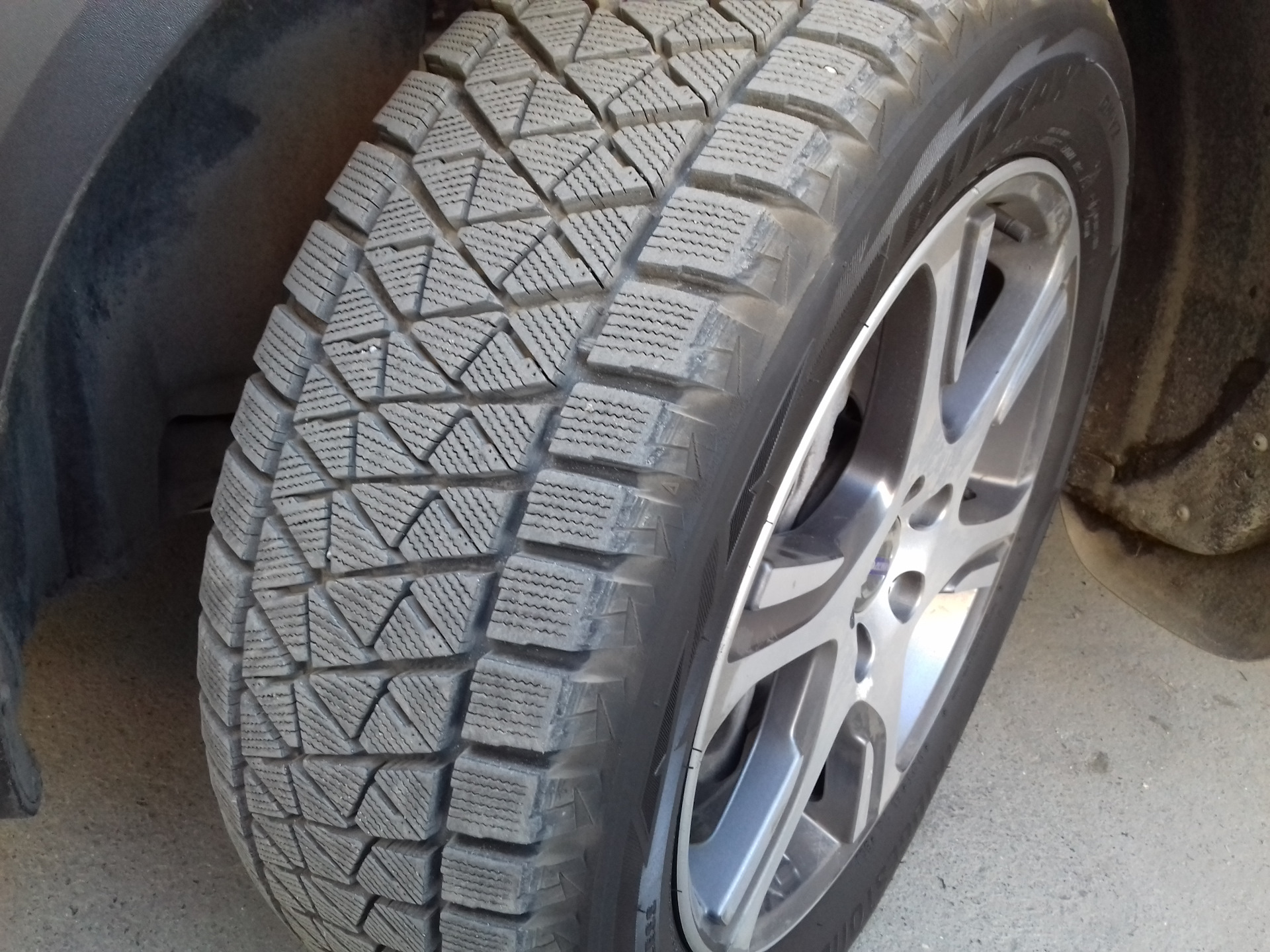 Bridgestone blizzak 02. Blizzak 235/55/19 DM v2. Blizzak DM-v2 235/55 r0 105t. Бриджстоун близак DM-v2. 235/55r19 Bridgestone Blizzak DM-v2.