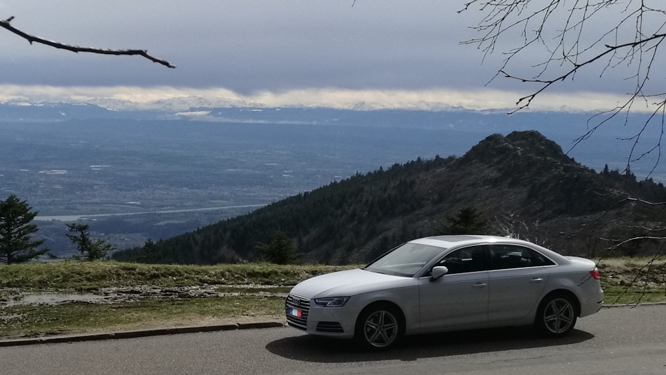 Альпы видны отчетливо, хоть они и далеко. — Audi A4 (B9)