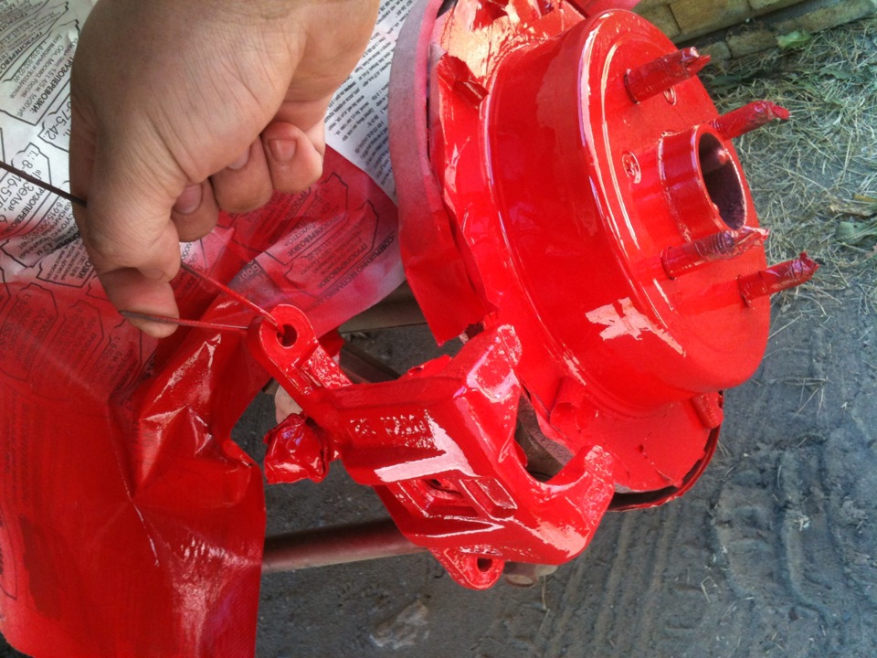 Крашенные суппорта. Драйв 2 покраска суппортов. Как покрасить суппорт не снимая его. Покраска суппортов foliatec. Красные суппорта на лачетти.