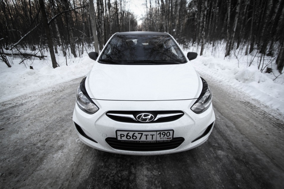 Белый хендай песня слушать. Хендай Солярис 2012. Реснички на Hyundai Solaris. Белый Солярис. Солярис 2014 белый.