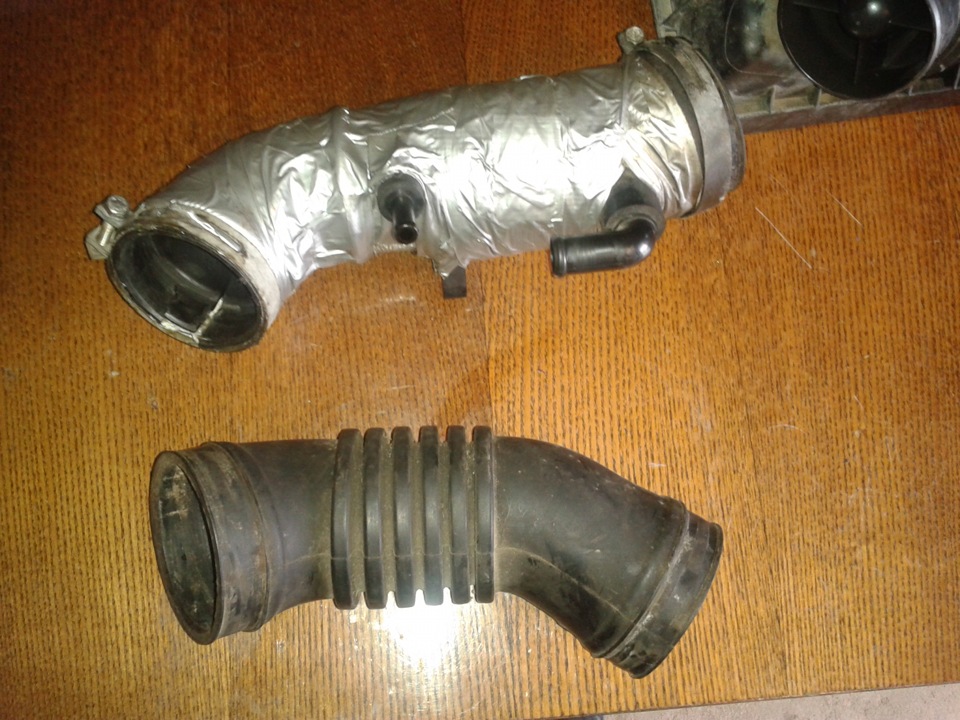 Ремонт воздушных патрубков. Патрубок воздушного фильтра мазда 323. Патрубок воздушного фильтра mitsubishi pajero 2. Рено лагуна 2 2002 воздушный патрубок. Патрубок воздушного фильтра 2110.