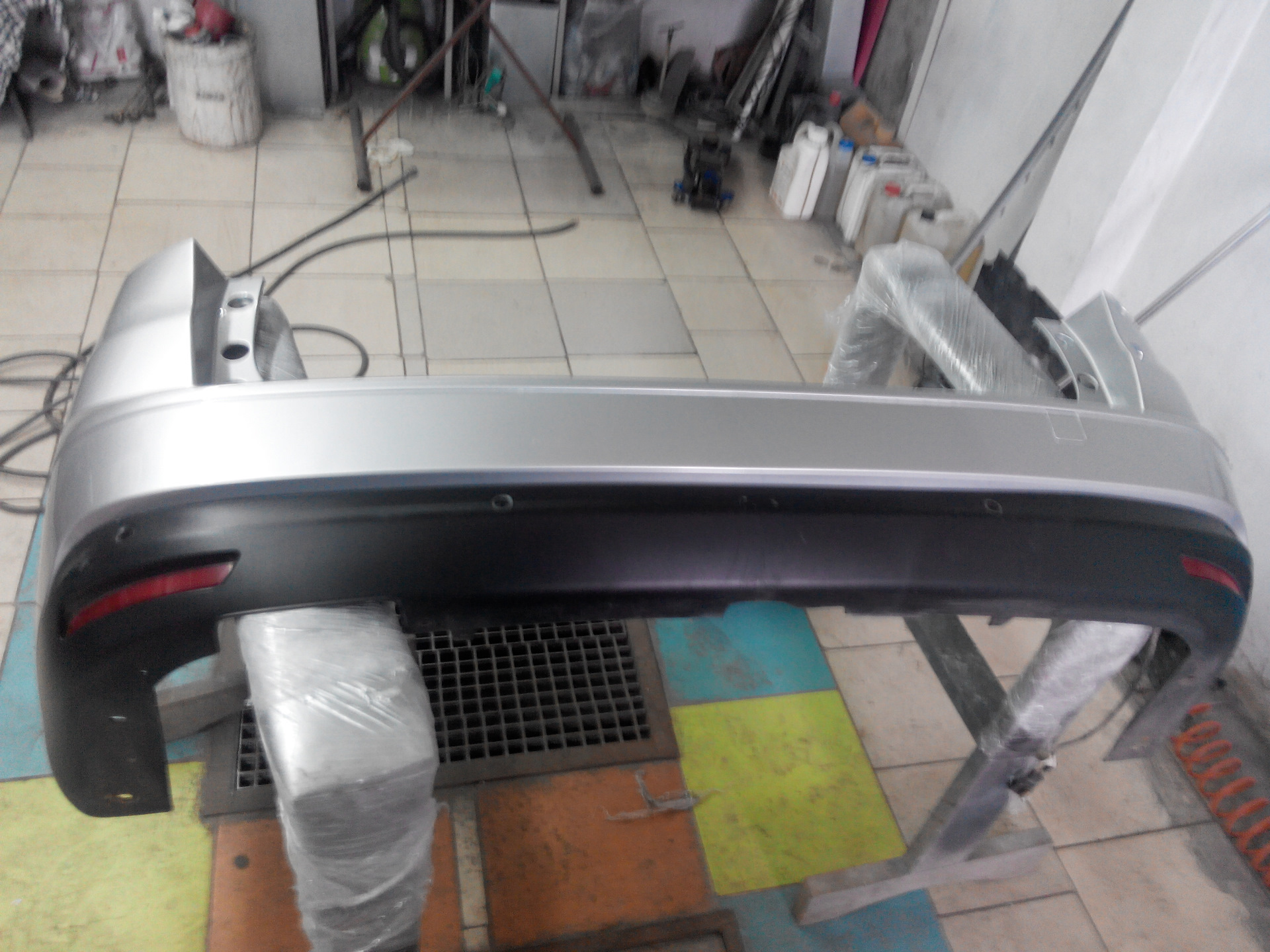 бампер ваз 2105. покраска бампера не в цвет кузова санта фе нью. покраска бампера. бампер другого цвета на машине. бампер крашеный эмалью.