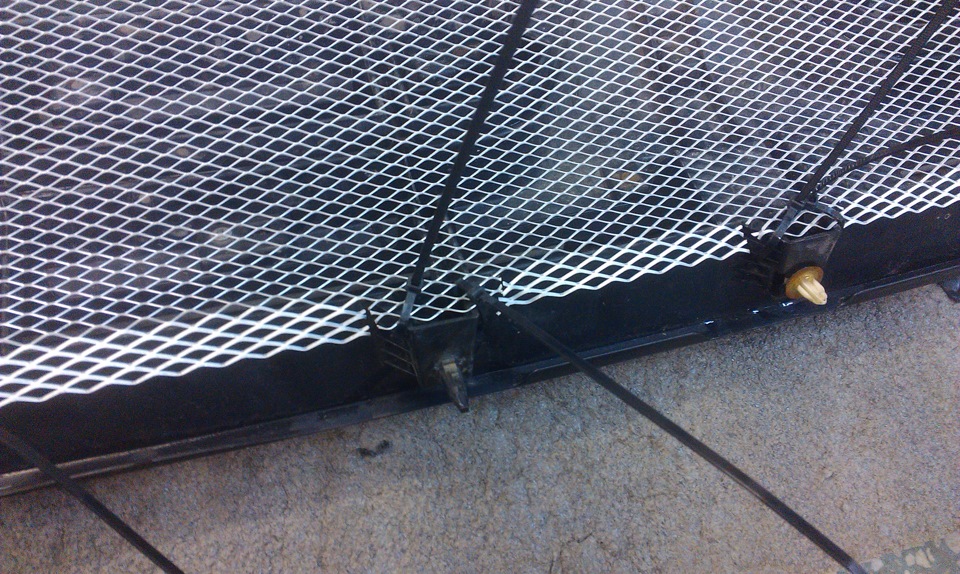 Установка защитной сетки в решетку радиатора — Mitsubishi Pajero (4G ...