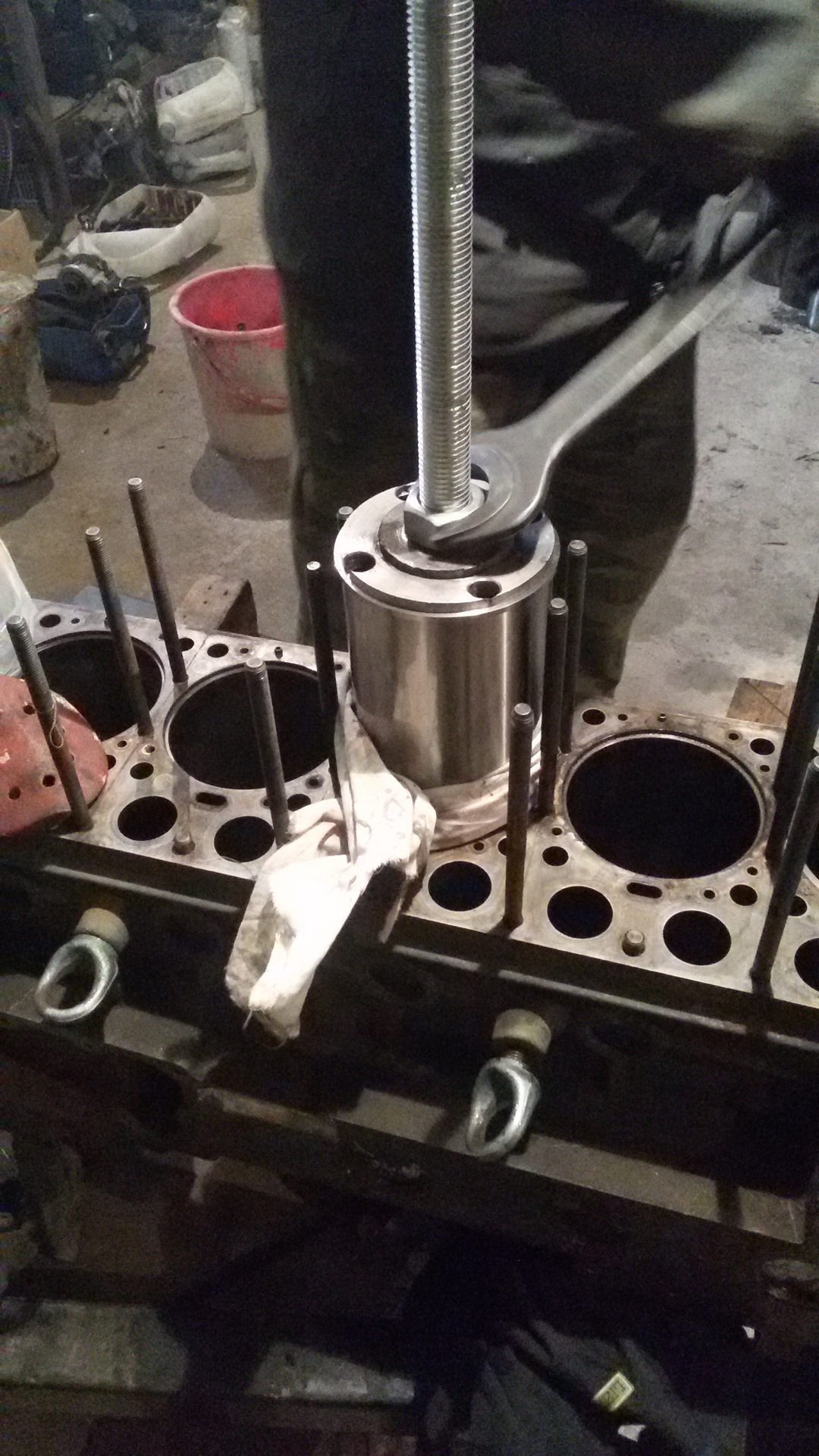 Выпрессовка гильзы мтз 80. Съемник гильз ммз. Гильза для столба. Выпрессовка гильз 402 газель. Выбить гильзы блока 401 двигатель уаз.