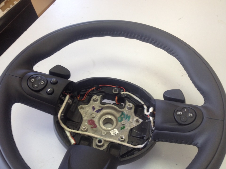 Смотрите видео "снятие подушки безопасности Аирбега и руля Mini Cooper R56" в ОК