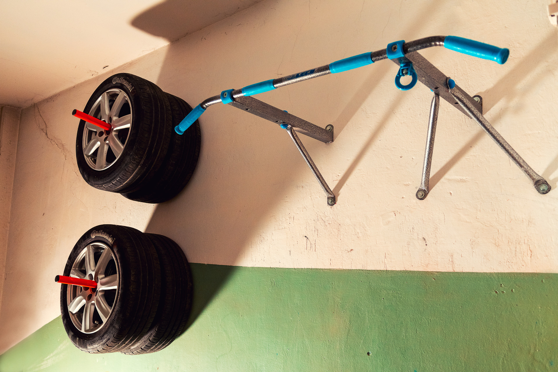 Кронштейн для подвешивания колес в гараже