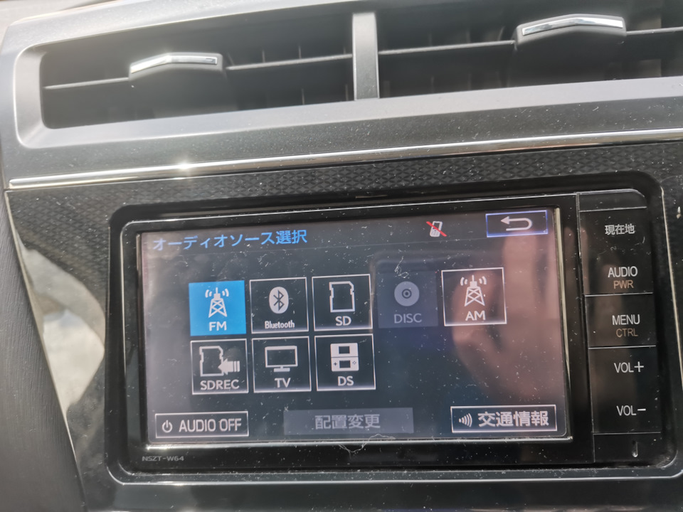 NSZT-W64 (Установка USB) — Toyota Prius Alpha, 1,8 л, 2015 года