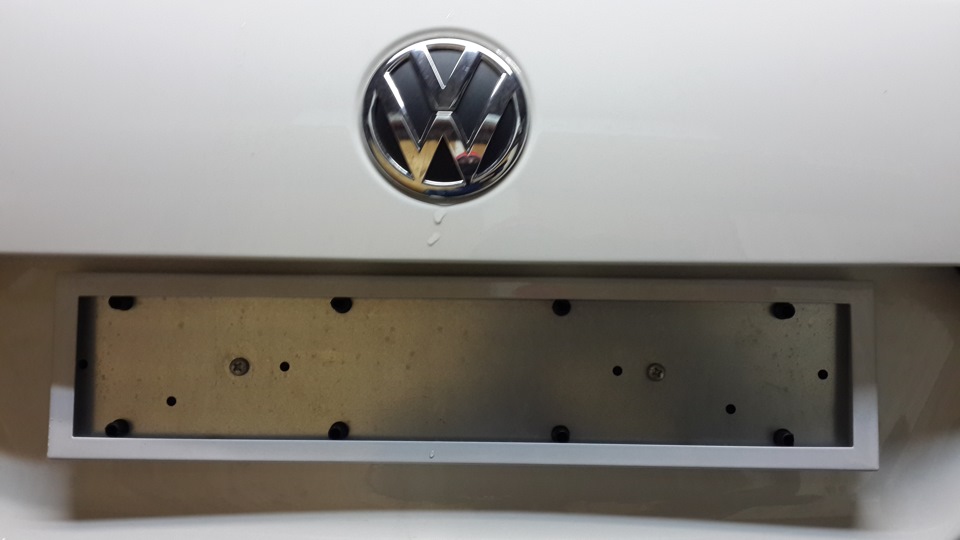 Рамка номерная белая — Volkswagen Jetta VI, 1,6 л, 2013 года ...