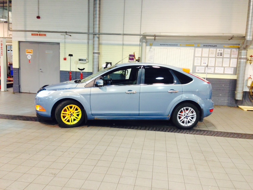 Шины ford focus 2. Форд фокус 2 на широкой резине. Форд фокус 2 разноцветный. Форд фокус с цветными дисками. Широкие диски на Форд фокус 2.