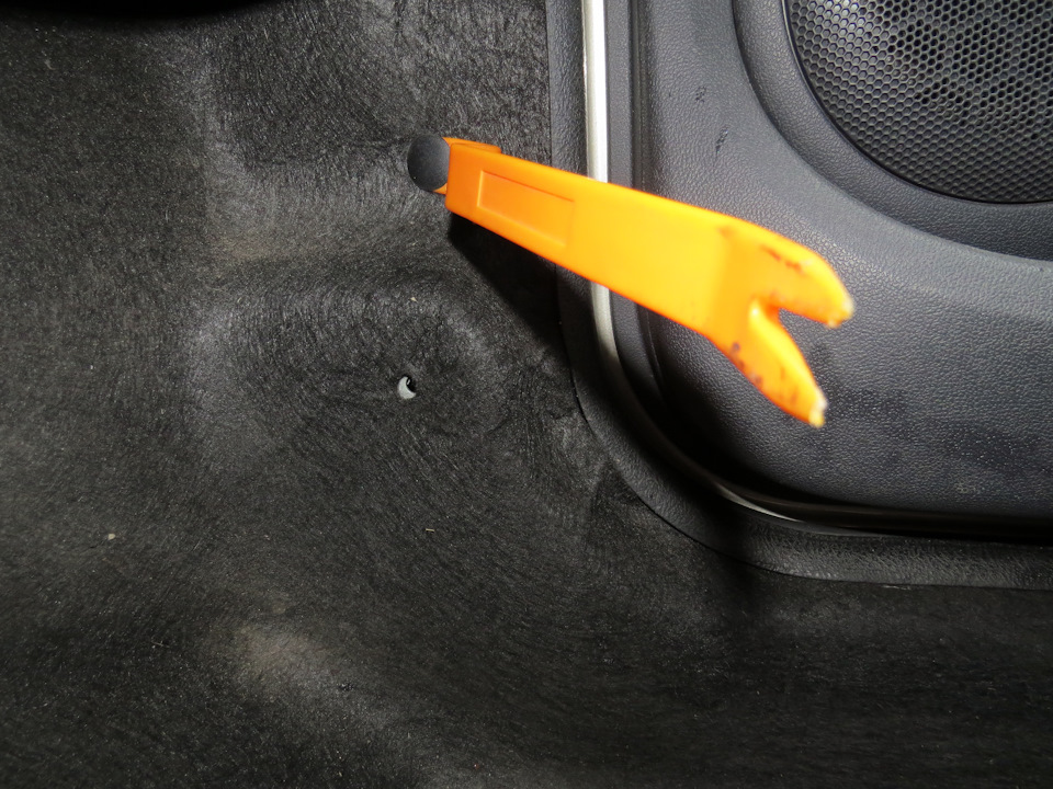 Для снятия использую пластиковый съемник. — Lada Ларгус