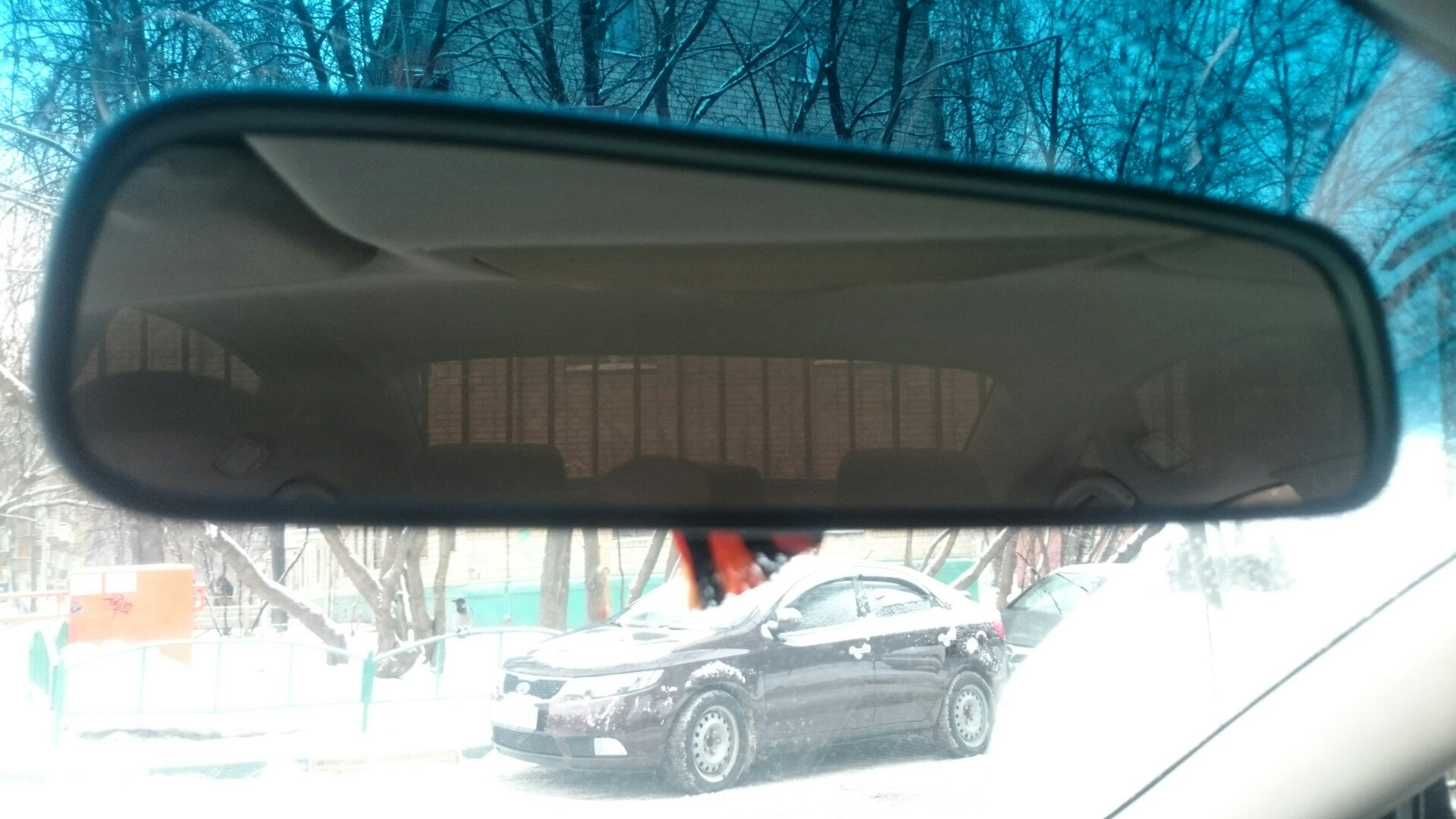 Автозатемнение зеркала заднего. Стекло с автозатемнением на фасадах.