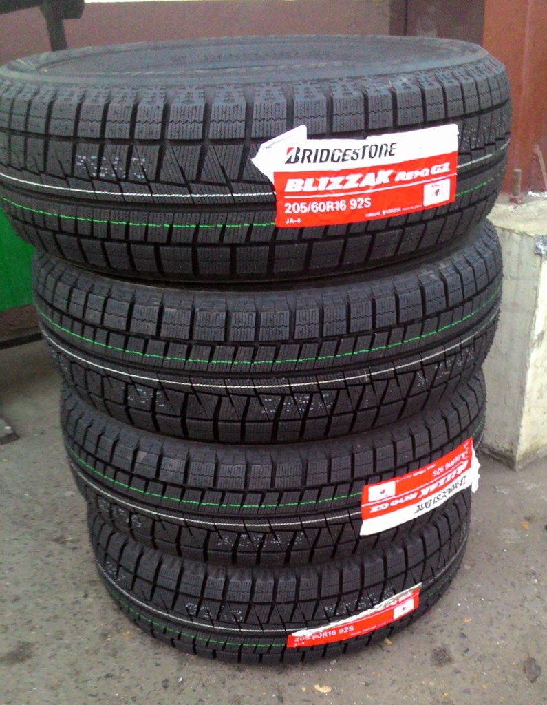 Bridgestone blizzak revo gz. Bridgestone Blizzak Revo. Blizzak Revo GZ. Bridgestone Revo GZ.