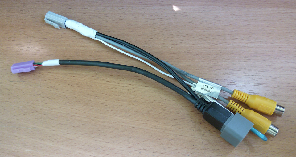 он же, только доработанный (сиреневый разъём магнитолы — USB, серый — AUX) — Lada Vesta (1G)