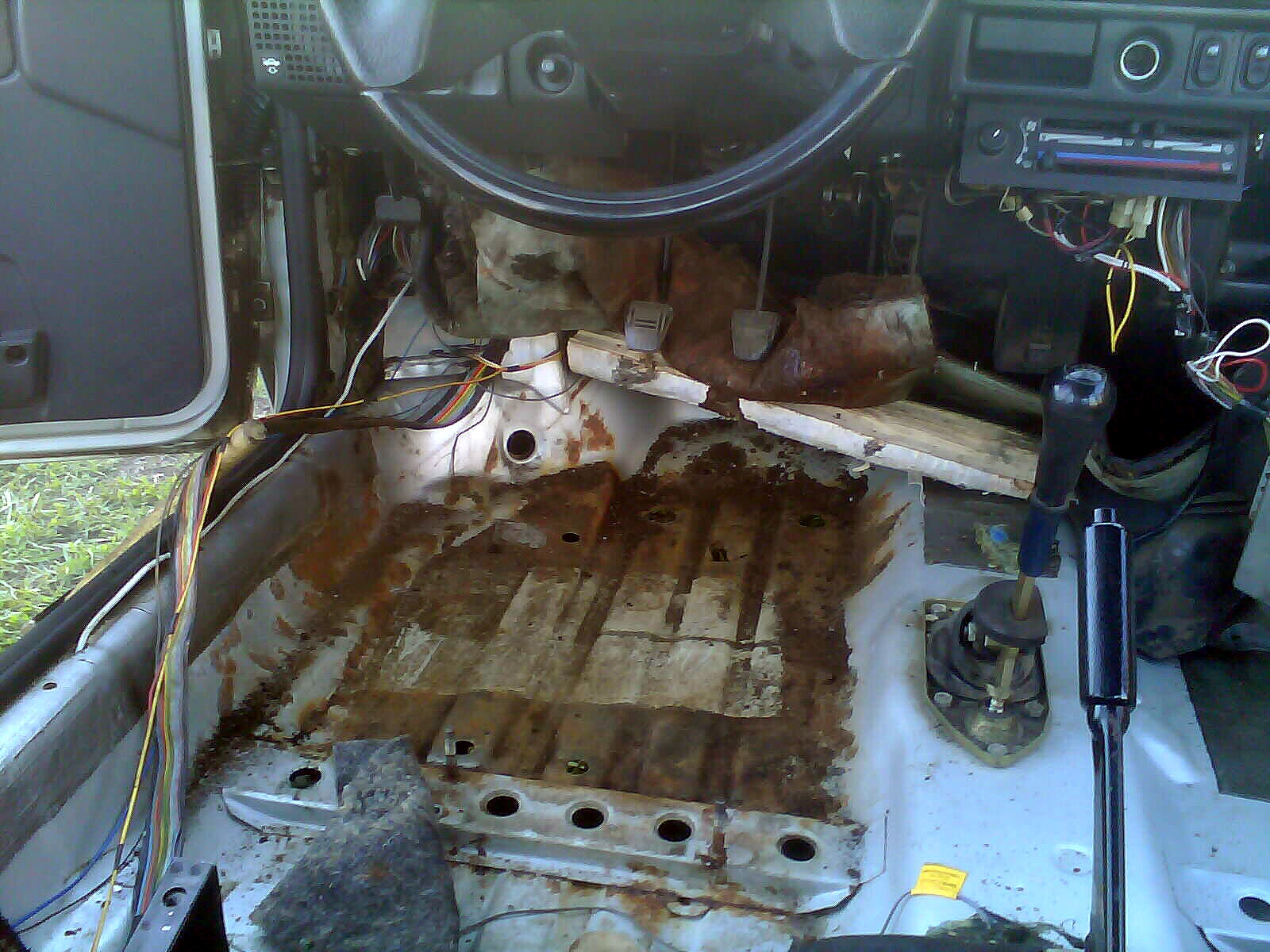 Honda civic 2008 днище. Дно багажника на оку. Сварка днища кабины зил-130. Сорвало днище прикольные картинки. Днище вырвало.