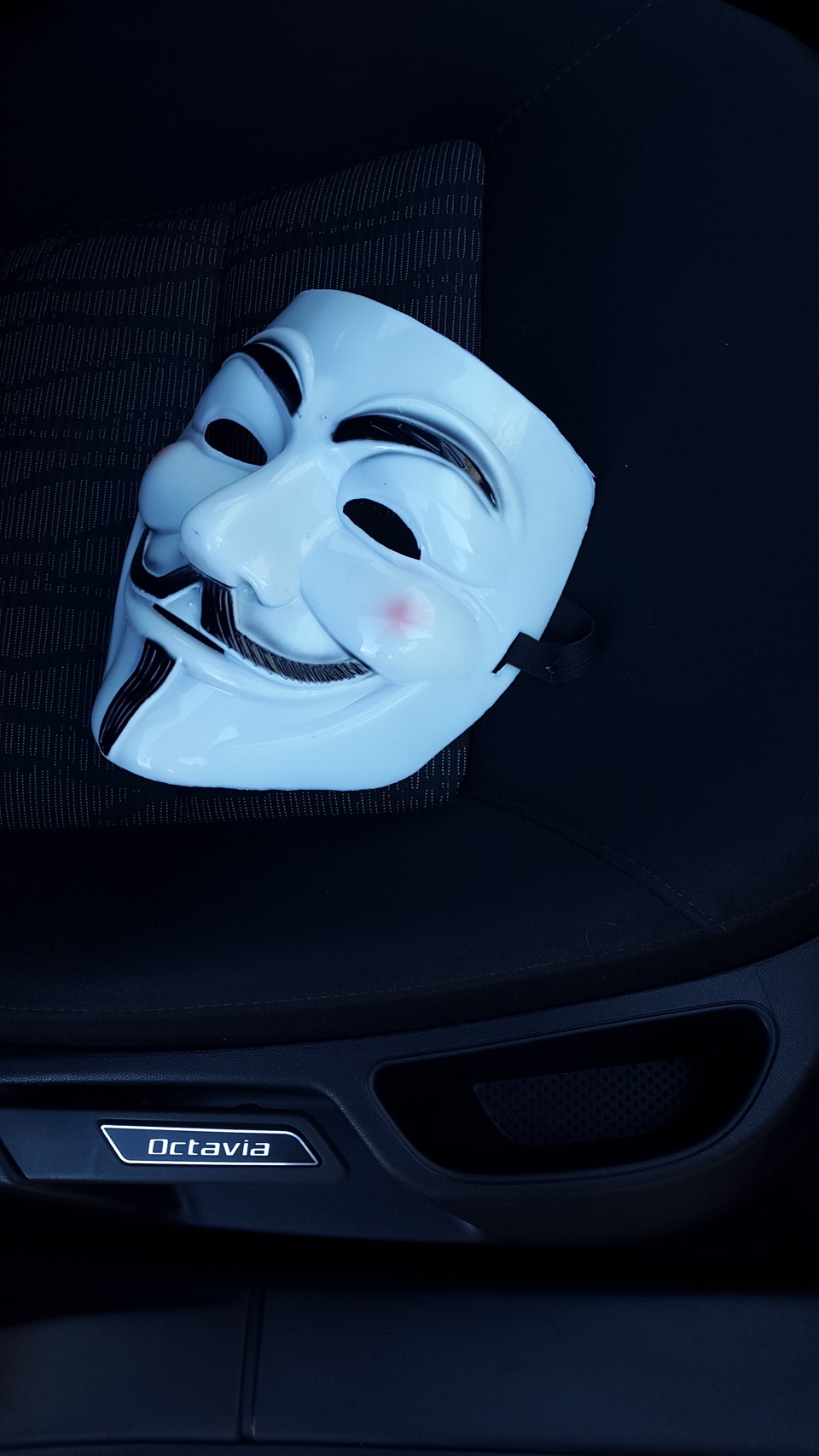 Где машина маска. Маска на сиденье автомобиля. Анонимус маска в машину.